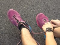 Praktyczne sposoby na wiązanie butów do biegania